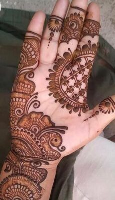 Royal Mehndi Design makes hands look graceful and royal
