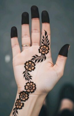 Simple Mehndi Design enhances beauty without heavy filling