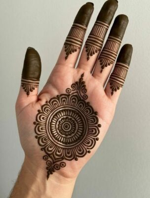 Simple Mehndi Design enhances hand beauty naturally