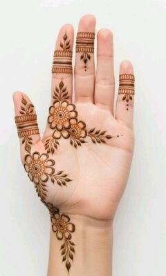 Simple Mehndi Design focuses on neat lines and open spaces