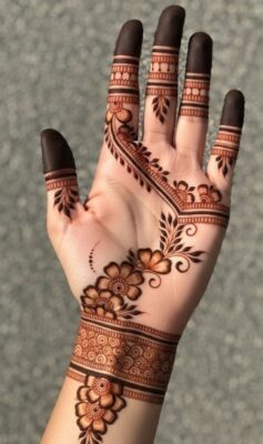 Simple Mehndi Design focuses on symmetry and balance
