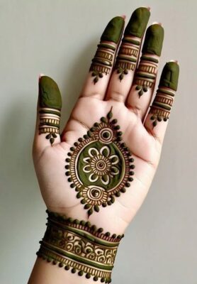 Simple Mehndi Design gives a clean and elegant look