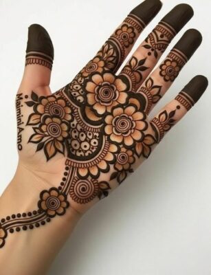 Simple Mehndi Design gives a modern and stylish vibe