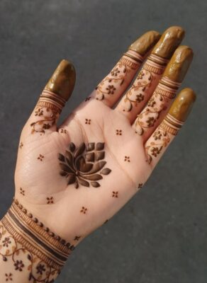 Simple Mehndi Design is easy for practice sessions