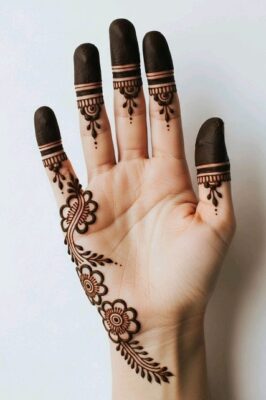 Simple Mehndi Design is ideal for daily wear and small functions