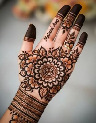 Simple Mehndi Design is perfect for back hand decoration