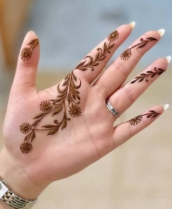 Simple Mehndi Design is popular for college girls