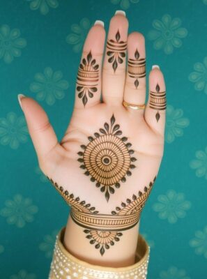 Simple Mehndi Design is suitable for office and casual events