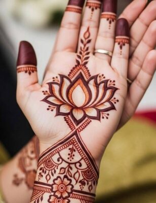 Simple Mehndi Design keeps the hands looking elegant