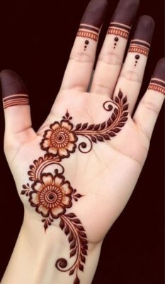 Simple Mehndi Design looks beautiful with floral vines