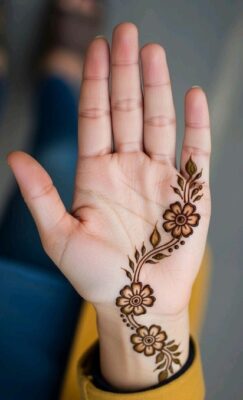 Simple Mehndi Design looks elegant with minimal floral details