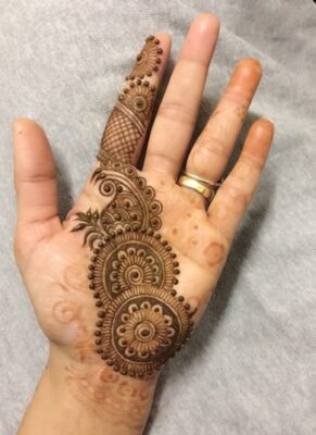 Simple Mehndi Design looks good even with light color