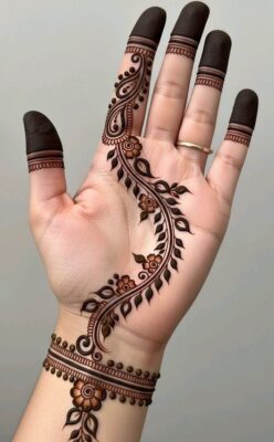 Simple Mehndi Design looks graceful on both hands