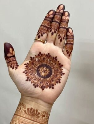 Simple Mehndi Design matches well with traditional outfits