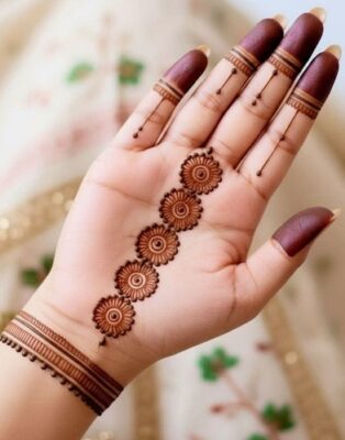 Simple Mehndi Design never goes out of trend