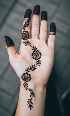 Simple Mehndi Design works well on both hands and feet
