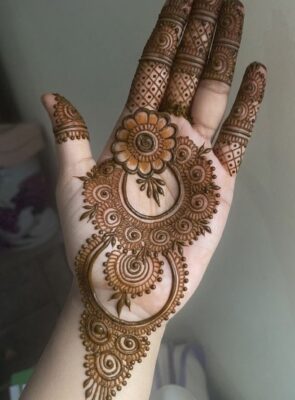 Simple Mehndi Design works well with light outfits