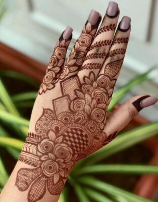 Simple Mehndi Designs are best for daily wear style