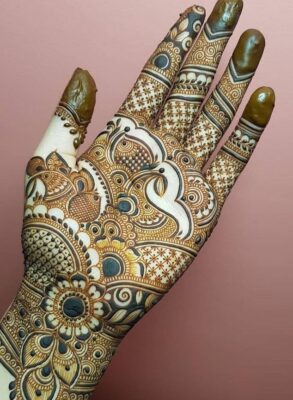 Simple Mehndi Designs are easy for practice sessions