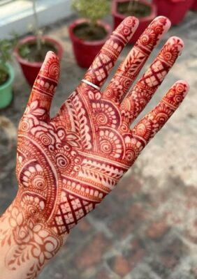 Simple Mehndi Designs are ideal for small functions