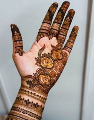 Simple Mehndi Designs are ideal for small functions