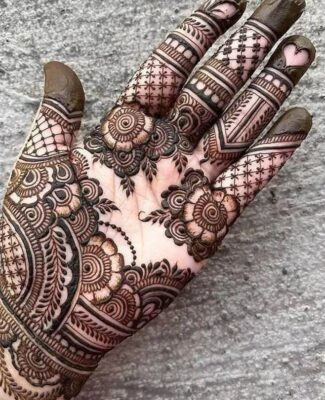 Simple Mehndi Designs are light yet attractive