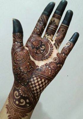 Simple Mehndi Designs are perfect for college girls