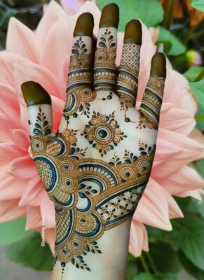 Simple Mehndi Designs are perfect for festive celebrations