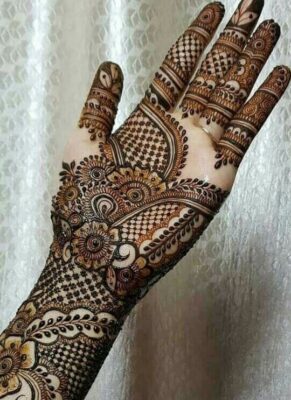 Simple Mehndi Designs are simple but very impressive