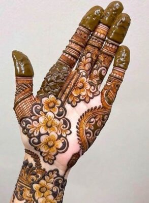 Simple Mehndi Designs are trending for casual occasions
