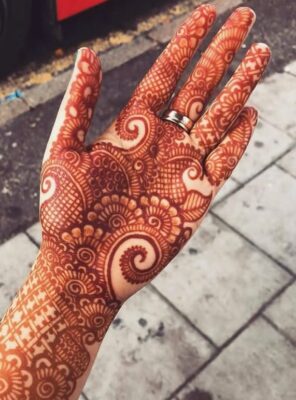 Simple Mehndi Designs enhance the natural beauty of hands
