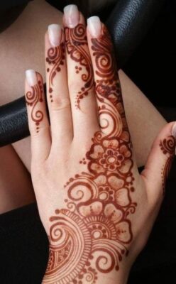 Simple Mehndi Designs give a clean and classy finish