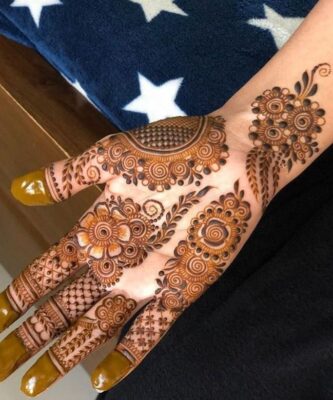 Simple Mehndi Designs give a clean and elegant look