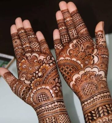 Simple Mehndi Designs give a modern and stylish vibe