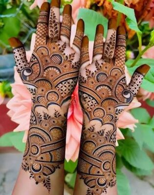 Simple Mehndi Designs give a neat and classy finish
