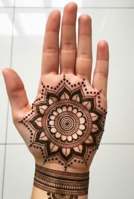 Simple Mehndi Designs give a neat and elegant look
