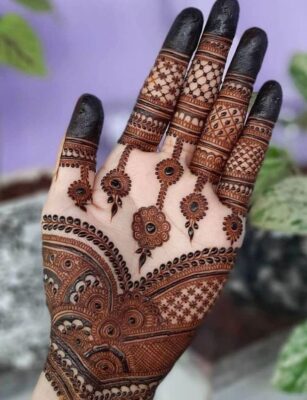 Simple Mehndi Designs keep hands looking elegant