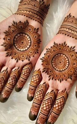 Simple Mehndi Designs look beautiful with dark henna color
