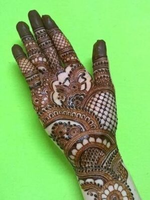 Simple Mehndi Designs look beautiful with dark henna color