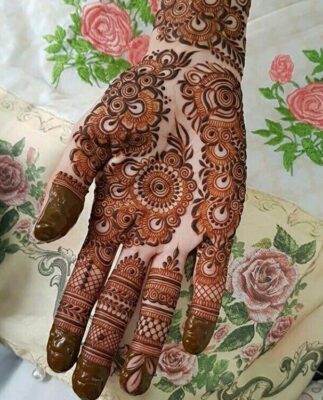 Simple Mehndi Designs look beautiful with minimal patterns