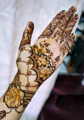Simple Mehndi Designs look graceful on both hands
