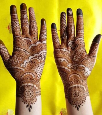 Simple Mehndi Designs match well with traditional outfits