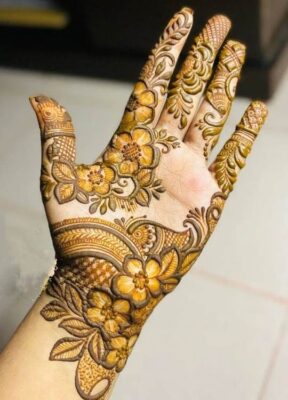 Simple Mehndi Designs suit girls of all ages