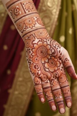 Simple Mehndi Designs use light floral motifs