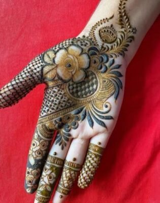 Simple Mehndi Designs use light floral motifs