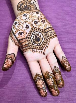 A detailed New Mehndi Design Photo shows intricate mehndi work
