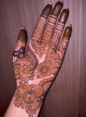 A royal looking Full Hand Mehndi Design adds charm to traditional outfits