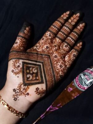 A stylish New Mehndi Design Photo makes hands look elegant