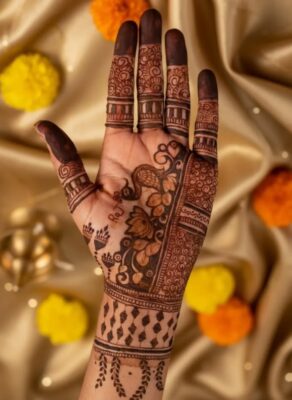 Aesthetic Mehndi Design gives a soft and artistic look