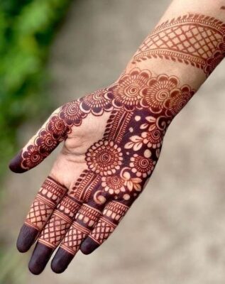 Aesthetic Mehndi Design is ideal for casual occasions